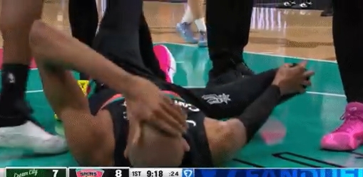 九游体育官方网站-也挺耐杀~文班又被撞到膝盖倒地 马上回更衣室检查 现已回归赛场